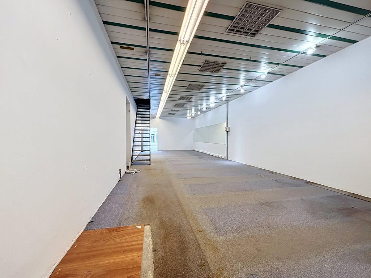Trading house 132m² with office space 124m² - photo 5