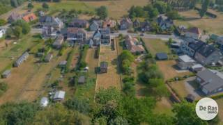 <p><span>ERPE - Bent u op zoek naar een perfect instapklare gezinswoning met een verzorgde uitstraling, een mooie tuin en heel wat ruimte. Dan is deze woning absoluut een bezoekje waard.</span></p>
<p><span>Gelegen op een mooi en goed georiënteerd perceel, geniet u achteraan van een aangenaam en rustgevend zicht op het groen. Dankzij de ruime parkeermogelijkheden en de praktische indeling is dit bovendien een ideale gezinswoning.</span></p>
<p><span>Bij het binnenkomen wordt u verwelkomd in een verzorgde inkomhal met gastentoilet. Verder beschikt de woning over een praktische berg- en wasruimte en een afzonderlijke, aangename bureauruimte, ideaal voor thuiswerk.</span></p>
<p><span>De ruime, volledig geïnstalleerde keuken is voorzien van alle moderne comfort en vormt samen met de lichtrijke woonkamer het hart van de woning. Vanuit de woonkamer geniet u van een mooi zicht op de tuin. De maatkasten zorgen voor extra opbergruimte, terwijl de inbouwcassette voor extra sfeer en gezelligheid zorgt.</span></p>
<p><span>Op de eerste verdieping bevinden zich drie mooie slaapkamers, aangevuld met een ruime badkamer voorzien van zowel een douche als een ligbad. Een leuke open vide zorgt voor een extra ruimtelijk gevoel.</span></p>
<p><span>Via de vaste trap bereikt u de zolderverdieping. Deze biedt nog heel wat potentieel en maakt het mogelijk om twee bijkomende slaapkamers of andere multifunctionele ruimtes te creëren.</span></p>
<p><span>Ook technisch heeft deze woning heel wat te bieden,18 zonnepanelen inclusief groenestroomcertificaten, een conforme elektrische installatie, vloerverwarming op de benedenverdieping, hoogrendementsglas, zonnescreens aan de achterzijde enz…</span></p>
<p><span>De woning geniet bovendien van een uitstekende en centrale ligging, nabij belangrijke invalswegen en de E40, openbaar vervoer, scholen en diverse buurtwinkels.</span></p>
<p><span>Kortom een verzorgde, energiezuinige en instapklare woning met een aangename ligging, mooie tuin en extra uitbreidingsmogelijkheden. Een ideale thuis voor wie comfort, ruimte en bereikbaarheid wil combineren. Voor meer info of bezoek 053/60.65.60.<br /><br />Richtprijs: De vermelde prijs is een richtprijs. Na ontvangst van de biedingen beslist de verkoper volledig vrij of hij al dan niet tot verkoop overgaat en welk bod hij aanvaardt. De richtprijs is niet bindend.<br /></span></p>