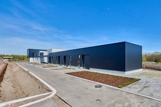 <p>KMO-unit te koop Genk - BEDRIJVENPARK KOMPELLAAN<br /><br />Bedrijvenpark Kompellaan: 21 moderne KMO-units langsheen de Kompellaan in Genk. Dit complex biedt kleine en middelgrote ondernemingen de perfecte plek om te starten, groeien en te innoveren. De unit 1 heeft een oppervlakte van 299m² en beschikt over 3 parkeerplaatsen. De unit wordt casco opgeleverd. <br /><br />KMO-Unit 1<br />- oppervlakte: 299m²<br />- staalstructuur met geïsoleerde wanden en dak<br />- sectionaalpoort 4mbr x 4,2mh<br />- 3 privatieve parkeerplaatsen<br /><br />Voor meer info 011/39 90 50 of info@jansenrealestate.be<br />https://www.jansenrealestate.be/project-kompellaan/6190088/</p>
