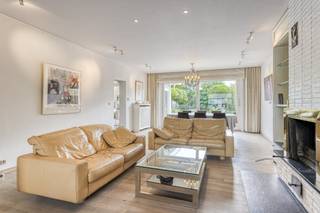 Venez découvrir cette charmante maison sur un beau terrain au centre de Beveren-Leie. La maison dispose de quatre pièces, d'un joli jardin avec...