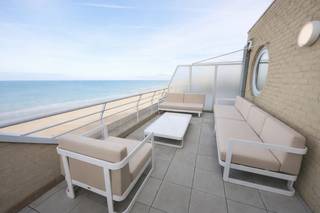 Situé à un emplacement absolument privilégié sur la digue de Mariakerke, ce penthouse-duplex d’exception offre 3 chambres, 3 salles de bains et...