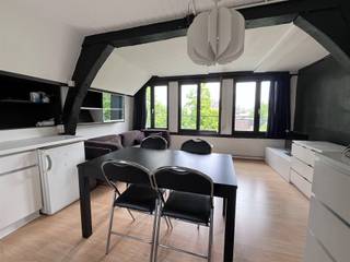 ALL-IN (€ 770, -) (incl. Eau, gaz et électricité) Appartement duplex près de l'université d'Anvers.Situé au 2ème et 3ème étage, accessible uniquement par des escaliers. Composé d'un espace de vie avec cuisine ouverte et toilettes séparées.Par un escalier en colimaçon, vous accédez à la chambre avec cabine de douche.Appelez-nous sans engagement au 03 259 04 04 pour plus d'informations ou demandez votre rendez-vous de location en ligne sur www.abricasa.be!- Les frais mensuels: 100, - euro comprennent: commission la consommation des parties communes, eau, gaz et électricité- Caution locative: 2.010, - euro (3 mois de loyer) -- Disponible: immédiatement- Type de contrat: CDD (1 an) (renouvelable)- Adresse: Gratiekapelstraat 26-2000 ANVERSAbricasa est synonyme de gestion immobilière personnelle de A à Z! Appelez-nous pour un rendez-vous sans engagement au 03259 04 04.