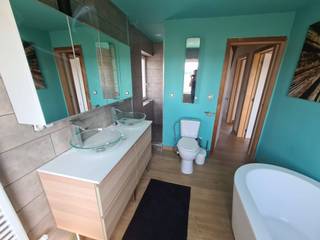 Af te werken woning met veel potentieel op rustige ligging in Heestert<br /><br />Deze verder af te werken woning is rustig gelegen in het landelijke Heestert op wandelafstand van verschillende scholen, kleine handelaars, en op een 5tal km van grote warenhuizen.<br />De woning biedt een uitstekende basis voor wie op zoek is naar ruimte, licht en mogelijkheden om naar eigen smaak te renoveren.<br /><br />Bij het betreden van de woning kom je in de ruime leefruimte met open keuken, die dankzij de grote raampartijen (dubbel glas) geniet van veel natuurlijk licht en een mooi zicht op de achterliggende velden. De open indeling zorgt voor een aangenaam en modern woongevoel. De volledige ruimte is voorzien van vloerverwarming. <br />Achteraan de woning bevindt zich een bijgebouw, ideaal als slaapkamer, bureau of werkatelier.<br /><br />Op het 1ste verdiep beschikt de woning over 2 slaapkamers, waaronder 1 kleinere kamer met (onafgewerkt) dakterras, en 1 ruime kamer. De badkamer is reeds ingericht met ligbad, inloopdouche en modern badkamermeubel.<br />Verder is er nog een zolderruimte met authentieke balken, die perfect kan dienen als extra slaapkamer, (of 2 slaapkamers) of hobbyruimte.<br /><br />Buiten geniet je van een rustige omgeving met groen uitzicht, perfect voor wie houdt van privacy en landelijke charme.<br /><br />Troeven:<br />•Rustige ligging in Heestert<br />•Veel potentieel en mogelijkheden tot afwerking naar eigen smaak<br />•Lichtrijke leefruimte met open keuken<br />•Meerdere slaapkamers + uitbreidingsmogelijkheden<br />•Bijgebouw<br />•Mooie vergezichten achteraan<br />•dicht gelegen bij scholen en winkels