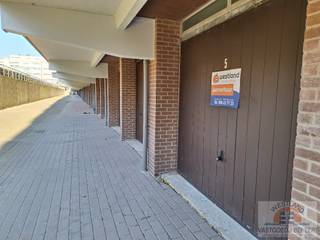 Goed toegankelijke garagebox op verdiep -1. De garages zijn buiten gelegen en zijn toegankelijk via twee invalswegen. De garage is uitgerust...