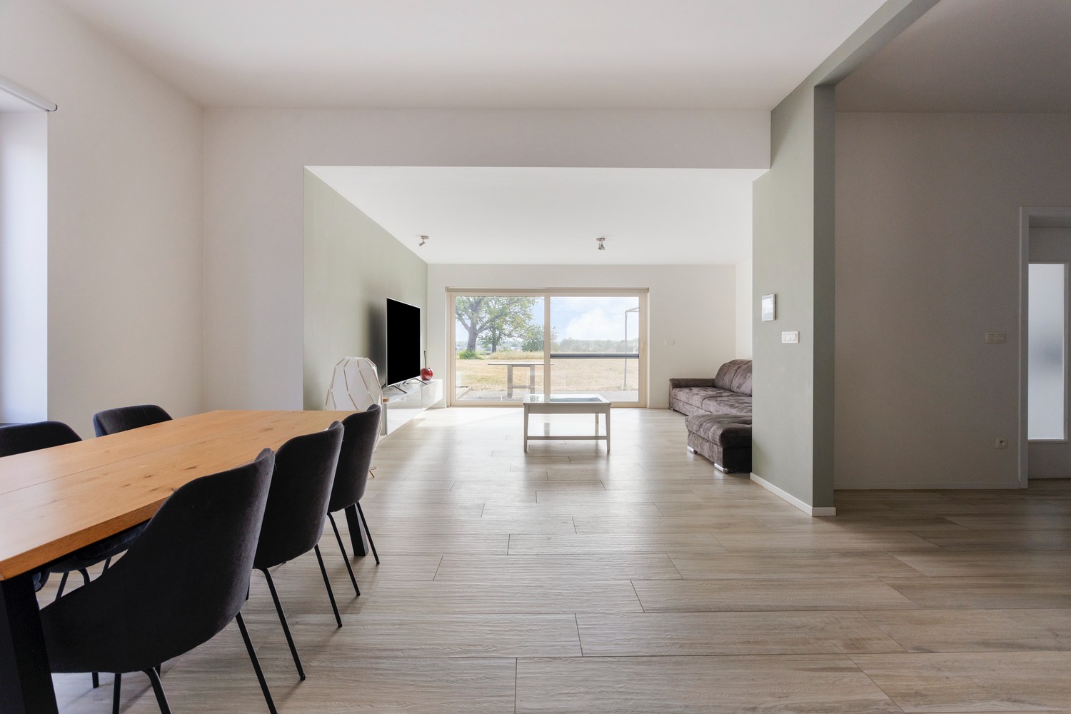 Ruime gerenoveerde gezinswoning met 3 slaapkamers op een uitzonderlijk perceel - foto 4