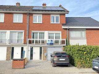 De woning is als volgt ingedeeld: ruime inkomhal met berging, dubbele garage, ruime bureauruimte met ingebouwde kasten en uitgevend op de patio. Op...