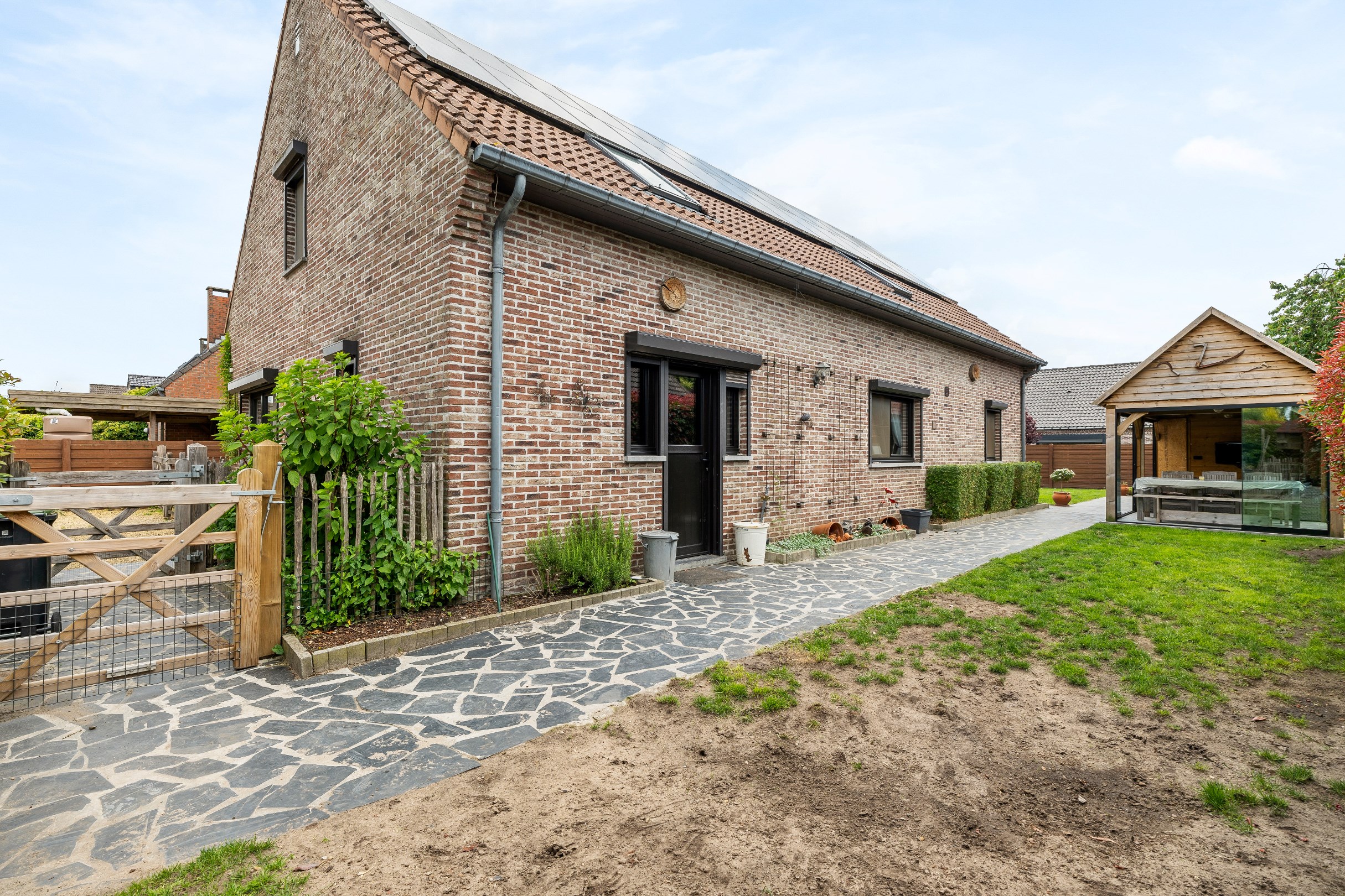 Ideaal en rustig  gelegen gezinswoning op 681m2 te Diepenbeek. - foto 2