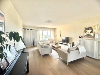 Duplex appartement op 144 m², op centrale ligging te Sint-Eloois-Vijve, in een rustige residentie met 3 appartementen; Indeling: inkom met gemeenschappelijke traphall alsook aparte inkom achteraan waar een inkom is met privé lift die uitsluitend tot in de woonkamer van het appartement uitkomt; Inkomhal met apart toilet met handwasser; technische bergkast met omvormer en Hr-ketel op aardgas; Grote leefruimte met aansluitend een aparte keuken met elektrische kookplaat, dampkap, koelkast, dubbele gootsteen met druipzone, ruimte met stopcontact voor microgolfoven en oven, zowel keuken als living geven uit op een leuk terras aan de straatzijde; op dezelfde verdieping is 1 ruime slaapkamer; Traphal naar dakverdieping waar een ruime hal is, nog twee kamers, een tweede apart toilet en een badkamer met ligbad met douchestang, wastafel en aansluiting voor een wasmachine; Overal dubbele beglazing en cv op gas; EPC B/ 108 kWh/m²jaar; Zonnepanelen; Vrij: onmiddellijk/ bespreekbaar; Hierbij hoort nog een aparte volwaardige garagebox met kantelpoort (nr 2); Huur: 915 EURO per maand exclusief Elektr/gas/water/Internet; geen kosten gemene delen/ beurtrol onderhoud trappenhal; Info en bezoek: info@elet.immo.