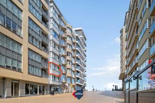 Op zoek naar een ruim appartement met een uitstekende ligging in het hart van Oostende? Dit aangename appartement op de tweede verdieping van Residentie Comte de Flandre combineert een royale woonruimte met een centrale ligging en een mooi lateraal zeezicht. Het appartement beschikt over een ruime en lichtrijke leefruimte, twee volwaardige slaapkamers en een extra slaaphoek, waardoor het bijzonder geschikt is als vaste woonst, tweede verblijf aan zee of investering. Een extra troef zijn de twee terrassen, zowel aan de voor- als achterzijde van het appartement. Aan de voorzijde geniet u bovendien van een lateraal zicht op zee en de typische sfeer van de kust. Dankzij de ligging in het centrum bevinden winkels, restaurants, openbaar vervoer, het strand en de zeedijk zich allemaal op wandelafstand. Daarnaast beschikt het appartement over een privatieve kelder, ideaal als extra bergruimte. Een ruim appartement met veel mogelijkheden én zeezicht op een gegeerde locatie in Oostende. Interesse? Contacteer ons voor meer informatie of een bezoek ter plaatse.