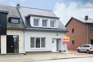 <strong>Bent u op zoek naar een woning te koop in Mol met 3 slaapkamers en een grote tuin?</strong><br />Deze charmante halfopen bebouwing in Achterbos (Mol) bevindt zich op een perceel van maar liefst 1.147 m² en biedt tal van mogelijkheden voor gezinnen of wie wonen en werken wil combineren.<br /><br />Dankzij de vlotte bereikbaarheid en strategische ligging geniet u hier van een praktische verbinding naar het centrum van Mol en omliggende gemeenten, met voorzieningen binnen handbereik.<br /><br /><strong>Indeling van de woning</strong><br />U betreedt de woning via de lichtrijke woonkamer, waar de pelletkachel zorgt voor een warme en gezellige sfeer.<br />Aansluitend bevindt zich de volledig geïnstalleerde keuken. De badkamer is voorzien van een douche, dubbele lavabo, toilet en een aansluiting voor een bad. De veranda achteraan creëert extra leefruimte en biedt een mooi zicht op het ruime perceel. Verder beschikt de woning over een droge kelder.<br /><br />Op de eerste verdieping vindt u drie volwaardige slaapkamers, elk afgewerkt met laminaatvloeren.<br />De ruime zolder biedt uitbreidingsmogelijkheden (extra kamer, bureau of hobbyruimte). <br />De woning vormt een solide basis en kan naar eigen smaak gemoderniseerd worden, ideaal voor wie zijn woning persoonlijk wil afwerken.<br /><br /><strong>Buitenruimte: een perceel met mogelijkheden</strong><br />De grote tuin van 1.147 m² is zonder twijfel een belangrijke troef. Hier vindt u:
<ul>
	<li>Een overdekt terras met screens</li>
	<li>Een garage</li>
	<li>Een bijgebouw ingericht als extra zitruimte</li>
	<li>Een serre</li>
	<li>Veel ruimte voor tuin, hobby of ontspanning</li>
	<li>Een ideale plek voor gezinnen, tuinliefhebbers of zelfstandigen die extra ruimte wensen.</li>
</ul>
<br /><strong>Extra troeven</strong>

<ul>
	<li>Recent vernieuwd en geïsoleerd dak</li>
	<li>Elektriciteit conform AREI</li>
	<li>PVC-ramen met dubbele beglazing</li>
	<li>Rolluiken achteraan</li>
	<li>Verwarming via vernieuwde elektrische installatie + pelletkachel</li>
	<li>Ruim perceel van 1.147 m²</li>
</ul>
<br /><strong>Waarom deze woning in Mol?</strong>

<ul>
	<li>Strategische ligging met goede bereikbaarheid</li>
	<li>Ruim perceel met bijgebouwen</li>
	<li>Uitbreidingsmogelijkheden via zolder</li>
	<li>Interessant renovatiepotentieel</li>
</ul>
Bent u op zoek naar een woning te koop in Mol met grote tuin en mogelijkheden? Dan is deze halfopen bebouwing in Achterbos een uitstekende opportuniteit. Plan vandaag nog uw bezoek en ontdek zelf het potentieel van deze eigendom.<br /><br /><strong>Voelt dit als een plek waar u zich meteen thuis zou voelen?</strong><br />Neem dan gerust contact met ons op voor meer informatie of een bezoek ter plaatse via<br />info@sublimmo.be of 014 84 83 69.<br /><br />Wij nemen graag de tijd om alles rustig toe te lichten.