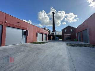 Fenomenaal gelegen nieuwbouw KMO-unit met een oppervlakte van 189 m²  en 2 privatieve parkeerplaatsen te huur op amper 300 m van de...