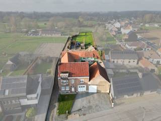 <p><span><strong>Indrukwekkende vierkantshoeve!</strong></span><br /><br />Deze eigendom is <strong>prachtig gelegen in een groene omgeving met uitgestrekte weilanden</strong>, waar rust en natuur centraal staan. Toch ligt de hoeve <strong>op korte afstand van Aalst en Affligem</strong>, steden die alle nodige faciliteiten bieden.</p>
<p>De woning is gelegen links vooraan op het perceel en omvat op het gelijkvloers e<strong>en ruime en lichtrijke leefruimte met open, volledig geïnstalleerde keuken</strong>. Deze sluit naadloos aan op <strong>de badkamer, ingericht met lavabo, douche in ligbad en toilet</strong>. Het volledige wooncomfort bevindt zich dus handig op de benedenverdieping. Vanuit de keuken is er eveneens toegang tot <strong>een droge kelder</strong>, ideaal als extra opbergruimte.</p>
<p><strong>Een authentieke en riante inkomhal met extra bergruimte onder de trap</strong>, momenteel ingericht als vestiaire, brengt ons naar de eerste verdieping. Deze etage laat zich praktisch indelen door <strong>vijf slaapkamers en een berging </strong>die perfect kan worden omgevormd tot dressing.<strong> Een vaste trap leidt verder naar de zolder</strong>, die vandaag dienstdoet als opslagruimte maar zeker het potentieel heeft om bijkomende kamers te creëren.</p>
<p>Achter de woning, met een handige toegang tot de binnenkoer, vinden we <strong>een wasplaats en een eerste zeer ruime afzonderlijke berging </strong>waarin wasmachine, droogkast, extra koelkasten en diepvriezers een plaats vinden. Aansluitend bevinden zich <strong>diverse stallingen</strong>, <strong>extra bergruimtes</strong>, <strong>een garage</strong>, <strong>een gezellige loungehoek </strong>en <strong>een grote overdekte ruimte</strong> waarin zelfs een vrachtwagen onderdak kan krijgen. Aan ruimte en opslag geen gebrek: het geheel wordt bovendien nog overdekt met <strong>een bruikbare hooizolder</strong>.</p>
<p>Achter de hoeve bevindt zich <strong>een deels verhard terrein voor werktuigen</strong>, aangevuld met <strong>een aangename tuin en weilanden</strong>. Het totale perceel beslaat <strong>meer dan 30 are</strong>, met een <strong>bewoonbare oppervlakte van circa 960 m²</strong>. Het perceel is achteraan vlot bereikbaar via een weg links van de woning.<br /><br /><strong>Toont u interesse in deze hoeve aarzel dan niet uw vastgoedkantoor KURTIMMO te contacteren voor meer info én een evt bezoek via 0476/076 993 OF info@kurtimmo.be!</strong></p>