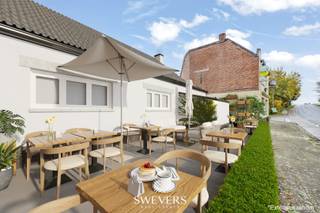 Voor meer info en foto’s, surf naar www.swevers.be – BESCHIKBAAR BIJ AKTE (niet verhuurd) - Het handelspand op de Gompelbaan 203 in Mol biedt een unieke kans voor ondernemers of horeca-liefhebbers. Gelegen op een zichtbare hoeklocatie combineert het gebouw van 295 m² functionaliteit met potentieel. Op het gelijkvloers vindt u een sfeervol café van 50 m² met veel lichtinval, een volledig uitgeruste bar en een ruim terras van 80 m². Aansluitend is er een multifunctionele zaal van 120 m², ideaal voor horeca of evenementen. Toiletten, bergingen en keukenruimtes zorgen voor maximale flexibiliteit. Op de eerste verdieping bevindt zich het bescheiden woongedeelte met twee (slaap)kamers, een badkamer en mogelijkheden voor renovatie. Het pand ligt op een perceel van 4a 33ca. Deze combinatie van ruimtes biedt mogelijkheden voor verschillende businessplannen. Voor meer informatie, bel 011 255 155. Bron bewoonbare oppervlakte: EPC – verslag.Dit pand is onderworpen aan de renovatieverplichting van de Vlaamse overheid voor niet-residentiële gebouwen (behoudens bij sloop binnen 5 jaar na de aankoop). Consulteer voor meer informatie de website van het Vlaams Energie- en Klimaatagentschap via https://www.vlaanderen.be/bouwen-wonen-en-energie/niet-residentiele-gebouwen/verplichtingen-voor-niet-residentiele-gebouwen/renovatieverplichting-voor-niet-residentiele-gebouwen.