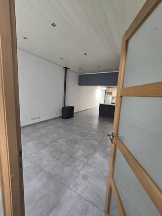 <p>Deze woning biedt een praktische indeling en een stadstuin, ideaal voor wie comfortabel wil wonen in een levendige omgeving. Gelegen nabij het centrum, geniet u van alle voorzieningen binnen handbereik. </p>
<p> </p>
<p><strong>Belangrijkste ruimtes:</strong></p>
<p>• Woonkamer met aangename lichtinval</p>
<p>• Openkeuken met dubbele spoelbak, oven en gasfornuis</p>
<p>• Twee slaapkamers</p>
<p>• Badkamer met inloopdouche en wastafel in meubel</p>
<p>• Stadstuin voor buitenmomenten</p>
<p>• Berging voor extra opslag</p>
<p>• Zolder (mogelijkheid tot extra slaapkamer) </p>
<p>• Toilet</p>
<p> </p>
<p><strong>Troeven:</strong></p>
<p>• Centrale ligging nabij park, scholen en openbaar vervoer</p>
<p>• Praktische indeling met stadstuin</p>
<p>• Nabij administratief centrum</p>
<p><br />interesse? Régistreer u hier voor een bezoek:<br />https://mijnhuurprofiel.be/property/6128d3c1-d6a0-40d3-8195-e503767e7c3c</p>