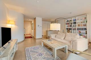 Op zoek naar een stijlvol appartement met een uitstekende ligging? Dit moderne 2-SLAAPKAMER-appartement (BJ 2010) is wat je zoekt! Omvat: inkomhal met gastentoilet, ruime en lichtrijke leefruimte met een volledig ingerichte open keuken (voorzien van keramische kookplaat, oven, koelkast met vriesvak en vaatwasser), praktische berging/wasplaats, moderne badkamer (douche en lavabo) en 2 slaapkamers.<br />Extra troeven: alu ramen met dubbele beglazing, CV op aardgas, conform gekeurde elektrische installatie, gemeenschappelijke fietsenberging, gunstige ligging (op wandelafstand van winkels, scholen, openbaar vervoer en met een vlotte verbinding naar invalswegen). Een instapklaar appartement waar enkel je meubels nog ontbreken! Deze eigendom wordt u aangeboden onder de verkoopmethode "STARTPRIJS"’. Deze startprijs houdt bijgevolg géén aanbod in maar is een uitnodiging om tot een prijsvoorstel over te gaan. U kan steeds vanaf deze prijs een voorstel doen, die door de eigenaar al dan niet kan aanvaard worden.<br />
