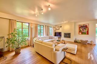 Mooie, riante villa met 5 slaapkamers en meerdere mogelijkheden vanwege de praktijkruimte, gelegen op een prachtig perceel van 1575 m² met zwembad.De...