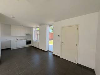 <p>Ontdek deze verzorgde en vernieuwde halfopen woning, gelegen in een rustige en kindvriendelijke buurt in Roeselare. De woning werd ongeveer 10 jaar geleden grondig vernieuwd en is instapklaar.</p>
<p><strong>Indeling:</strong><br /><strong>Gelijkvloers:</strong> inkomhal met trap, lichtrijke woonkamer met salon, volledig ingerichte keuken en praktische wasplaats met berging.<br /><strong>Verdieping:</strong> nachthal, badkamer met lavabo en douche, en twee volwaardige slaapkamers.<br /><strong>Buiten:</strong> ruim zonneterras, grote zonnige tuin en oprit.</p>
<p><strong>Troeven:</strong></p>
<ul><li>Instapklare woning, vernieuwd circa 10 jaar geleden;</li><li>Grote, zonnige tuin met veel buitenruimte;</li><li>Gelegen in een rustige en kindvriendelijke woonwijk;</li><li>Tal van mogelijkheden voor uitbreiding of persoonlijke inrichting.</li><li>Gunstige EPC 223 kWh/m² jaar</li><li>Elek conform </li></ul>