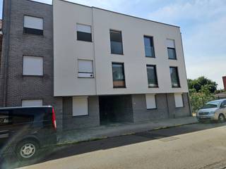 BEZOEK AANVRAGEN ENKEL MOGELIJK VIA VOLGENDE LINK: <br />https://verlinden.mijnhuurprofiel.be/property/d5a7a47d-6450-410e-b6f1-22201430fe91<br /><br />Dit ruime, energiezuinige appartement is gunstig, doch rustig gelegen in het centrum van Mol op wandelafstand van de winkelstraten, het station, scholen, de markt, ....<br /><br />Via de inkomhal bereik je de leefruimte welke opgedeeld is in een zit-, eethoek en een open keuken. Dankzij de grote raampartijen achteraan geniet u aangenaam veel lichtinval. De kwalitatieve keuken is voorzien van een koelkast, combi-oven, inductiekookplaat, afzuigkap, vaatwasser en voldoende werk- en opbergruimte. Via de keuken is er eveneens toegang naar de koele berging.<br /><br />Het appartement beschikt verder over 2 slaapkamers, apart toilet en een volledig betegelde badkamer dewelke bestaat uit een inloopdouche, bad en wastafel in meubel. <br /><br />Via een schuifraam in de woonkamer kom je op het gezellige terras.<br /><br />Achteraan het gebouw staat de privatieve garage en gemeenschappelijke fietsen- en vuilnisbakkenberging.<br />In de kelderverdieping is een privatieve kelderberging aanwezig.<br /><br />Huur: € 890/ maand | gemeenschappelijke kosten: € 55/maand | garage en kelderberging inbegrepen | zonnepanelen aanwezig van 2400 kWp | EPC: E28 | beschikbaarheid: 01/09/2026