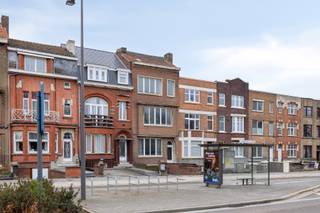 Ruime, te renoveren woning met tal van mogelijkheden, met een bewoonbare oppervlakte van 180 m², momenteel 3 slaapkamers (uitbreidbaar naar 4) en...