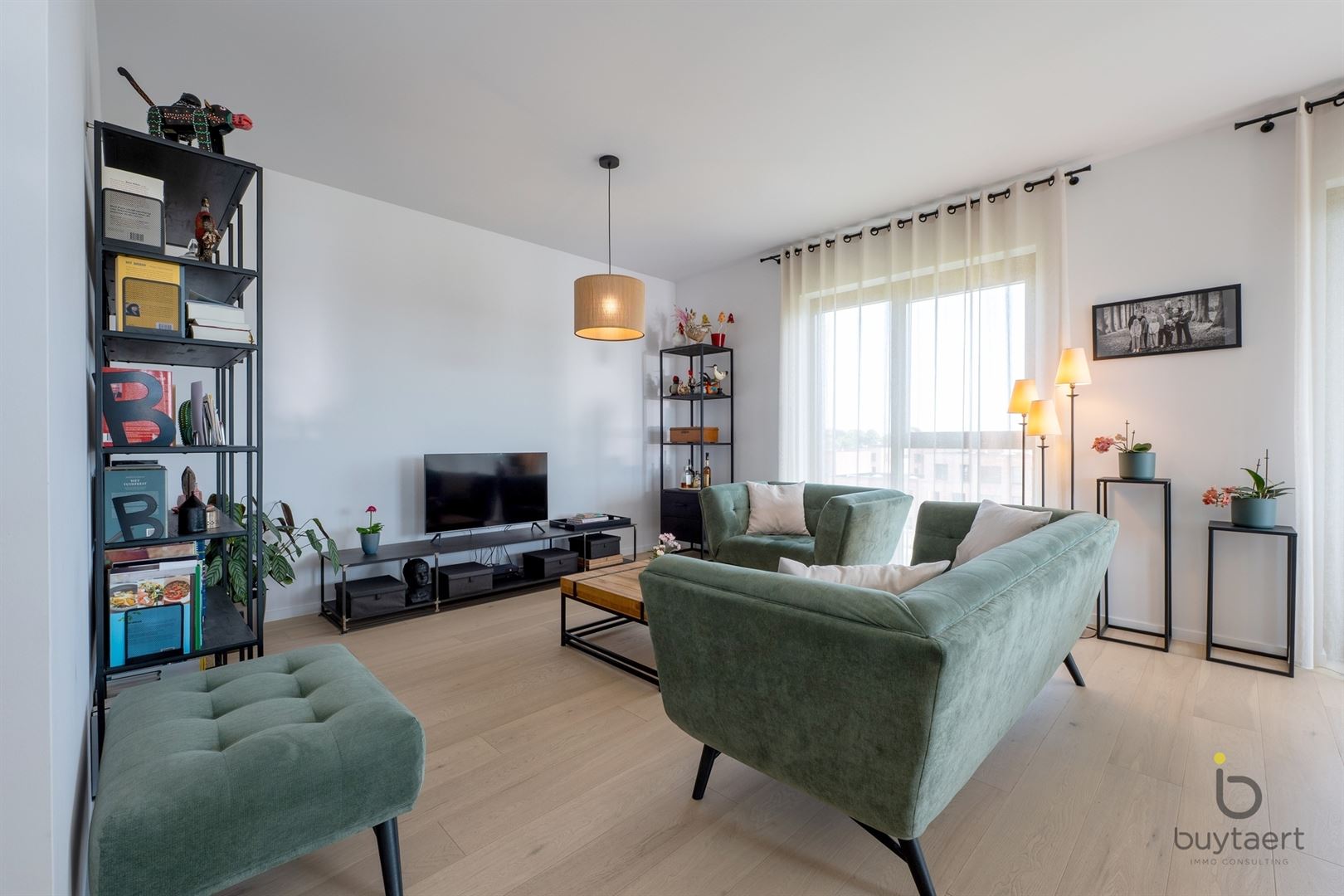 WONEN IN STIJL: een knap 2-slaapkamer appartement op de 3de verdieping met terras te Deurne-Zuid! - foto 4