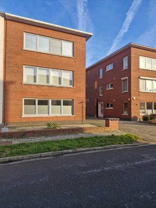 Ontdek dit appartement (incl garage) met 2 volwaardige slaapkamers, gelegen in een rustige omgeving in een doodlopende straat. De keuken is volledig uitgerust. De badkamer is afgewerkt met een inloopdouche en een wastafelmeubel. In de gang zijn er ingebouwde kasten voorzien voor stockage etc. Er is tevens een apart gastentoilet aanwezig. De woning beschikt over een gunstige EPC-score C, wat duidt op een efficiënte energieprestatie. Elektriciteit en asbestattest conform. Achteraan de woning is er nog een garage met sectionale poort (inclusief). Ook zijn er geen vaste kosten aanwezig.