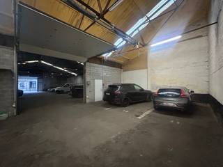 **UNICUM - 6 autostaanplaats met mezzanine bergruimte gelegen in loods**In dé Tiensestraat te Leuven, nabij Leuven Centrum en op een boogscheut van...