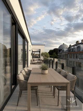 <strong><u>Prachtig nieuwbouw penthouse binnen de Grote Ring van Hasselt met een riant zonneterras van maar liefst 34 m². Zeer hoogwaardig afgewerkt en voorzien van alle modern comfort! Kopers die aan de voorwaarden voldoen kunnen genieten van het gunsttarief van slechts 6% BTW*.<br /><br />TROEVEN:</u></strong><br />- <strong>Centrale locatie </strong>binnen de Grote Ring, op wandelafstand van het stadscentrum en Quartier Bleu <br />- Hoogwaardig afgewerkt met <strong>kwalitatieve materialen</strong> <br />- <strong>Indrukwekkende plafondhoogte</strong> van 3 meter <br />- Plafondhoge raampartijen voor <strong>ultieme daglichtinval </strong><br />- <strong>Energiezuinig</strong> (zonnepanelen, warmtepomp, ventilatiesysteem D, vloerverwarming) <br />- Enorm <strong>zonneterras</strong> (zuidwestelijk georiënteerd) van maar liefst 34 m² <br />- Ruime indeling <br />- Slechts 2 appartementen op 1 gang <br />- Budget voor keuken reeds voorzien in de vraagprijs*<br />- Aankoop van een kelderberging geprefereerd (€ 5.000,00) <br />- Mogelijkheid tot aankoop van <strong>één of meerdere ondergrondse parkeerplaatsen</strong> (€ 28.500,00 per stuk, meerdere te bespreken) <br />- Aankoop onder <strong>6% BTW</strong> (in plaats van 21%) mogelijk**<br /><br />Welkom in residentie Mantelius, een architecturale parel op de hoek van de Havenstraat en de Kempische Steenweg in Hasselt! Op <strong>wandelafstand van het stadscentrum en Quartier Bleu</strong>, maar eveneens op slechts <strong>enkele minuten rijden van de autosnelweg en diverse invalswegen</strong> naar naburige steden en gemeenten. Deze buurt is de laatste jaren volop in ontwikkeling en manifesteert zich als '<em>the place to be</em>'! <br /><br />Dit <strong>luxueus afgewerkt</strong> penthouse vinden we terug op de derde verdieping van de residentie, die zowel met de lift als een trap bereikbaar is. Er zijn slechts twee appartementen die hun toegang vinden via deze gang, waardoor u geniet van voldoende <strong>privacy</strong>. Bij het binnenkomen in de inkomhal van het penthouse vallen de hoge <strong>plafonds van maar liefst 3 meter hoog</strong> alsook de prachtige lichtinval onmiddellijk op. De leefruimte beslaat bijna 50 m² en baadt in het daglicht. Dankzij de combinatie van <strong>hoogwaardig parket en kwalitatieve raamdecoratie </strong>straalt de leefruimte een luxueuze <em>vibe</em> uit. De keuken werd nog niet geïnstalleerd, deze kan u naar eigen wensen kiezen en laten plaatsen. Er is een <strong>budget voor de keuken </strong><u><strong><strong>i</strong>nbegrepen in de vraagprijs</strong>*</u>, dit kan besproken worden met de verkopers bij concrete interesse. <br /><br />Het nachtgedeelte is volledig apart van het leefgedeelte en bestaat uit de nachthal, 2 slaapkamers, een badkamer en een berging. Deze ruimtes hebben net als de leefruimte een plafondhoogte van 3 meter met even hoge ramen, waardoor ook hier een luchtige sfeer wordt waargenomen. In de badkamer beschikt u over een <strong>modern badkamermeubel</strong> met dubbele wastafel, een inloopdouche en een badkamerkastje. <em>Eye catcher</em> in de badkamer is de spiegel: niet alleen is deze verlicht, maar hij heeft ook een <em>Bluetooth</em>-functie en kan met één druk op de knop ontdaan worden van condens. U leest het: hier werd aan de <strong>details</strong> gedacht! <br /><br />Een enorme troef aan dit penthouse is het <strong>zonneterras</strong>, dat bereikbaar is vanuit zowel de leefruimte als één van de slaapkamers en de inkomhal. Met een <strong>oppervlakte van maar liefst 34 m²</strong> en een zuidwestelijke oriëntatie, zijn hier talloze mogelijkheden om heerlijke zomers buiten door te brengen. <br /><br />Energie-technisch werd het penthouse uitgerust met al het modern comfort: <strong>vloerverwarming, een warmtepomp, een ventilatiesysteem, dubbele hoogrendementsbeglazing en zonnepanelen</strong> dragen bij aan de energiezuinigheid van uw nieuwe thuis. <br /><br />Het penthouse is spiksplinternieuw en is na plaatsing van de keuken volledig instapklaar. Voor wie wenst is er een <strong>mogelijkheid tot aankoop van één of meerdere ondergrondse parkeerplaatsen</strong> (€ 28.500,00 per stuk of, indien u een invalidenparkeerplaats en/of meerdere parkeerplaatsen zou wensen, bespreekbaar). Extra bergruimte dient, in de vorm van een <strong>kelderberging</strong>, te worden aangekocht voor € 5.000,00.<br /><br />Woon jij binnenkort op deze gegeerde locatie, in één van de mooiste penthouses die Hasselt momenteel te bieden heeft? Laat snel je gegevens achter, René leidt je met heel veel plezier rond. <br /><br />*<em>De verkopers hebben een budget voorzien voor een keuken naar smaak en wensen van de koper, dat in de vraagprijs is inbegrepen. Indien de koper een keuken zou wensen die het voorziene budget overschrijdt, zijn alle meerkosten voor rekening van de koper zelf. Het keukenbudget is te bespreken tussen kandidaten en de verkopers bij zeer concrete interesse. <br />** Aankoop onder het gunsttarief van 6% BTW (in plaats van 21% BTW) is mogelijk indien de koper voldoet aan de door de overheid gestelde voorwaarden, die u kan terugvinden op https://fin.belgium.be/nl/nl/particulieren/woning/bouwen-verbouwen/afbraak-wederopbouw/regeling-1-juli-2025. <br />***De foto's van de bemeubelde ruimtes zijn AI-gegenereerde beelden om een indicatie te geven van de mogelijkheden in het appartement en in geen geval een representatie van de werkelijkheid, noch een afwerking die de verkoper zal uitvoeren. </em><br /><br /><br />