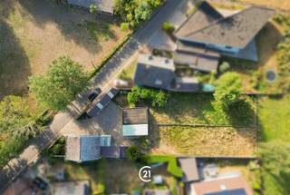 <p>Bent u op zoek naar een woning die u volledig naar eigen smaak en wensen kunt omvormen? Dan biedt dit renovatieproject in de Bosstraat te Horebeke een unieke opportuniteit!</p><p>De woning is gelegen op een prachtig en ruim perceel in het hart van de Vlaamse Ardennen, waar rust, groen en een aangename woonomgeving centraal staan. Dankzij de zuidwestgerichte tuin geniet u bovendien optimaal van de namiddag- en avondzon.</p><p>Binnenin biedt de woning heel wat mogelijkheden. Met onder andere drie slaapkamers, een veranda en een ruime tuin vormt dit pand de ideale basis om uw eigen droomwoning te creëren en volledig naar uw persoonlijke smaak in te richten.</p><p>De combinatie van de prachtige ligging, het ruime perceel en de vlotte bereikbaarheid maakt dit renovatieproject bijzonder interessant voor wie op zoek is naar een woning met potentieel.</p><p>Kortom, een unieke kans om wonen in de prachtige Vlaamse Ardennen volledig naar uw hand te zetten!</p><p>Voor meer informatie of een bezoek, contacteer ons kantoor!</p>