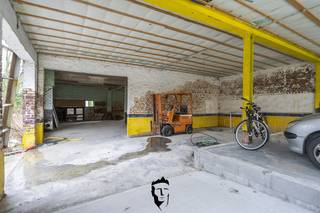 Welkom in de Kortrijksesteenweg 138 waar we deze te renoveren loods terugvinden. Achteraan de nieuwbouwresidentie situeert zich deze loods van 400...