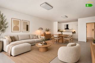 <p><span>Op zoek naar een </span><span>instapklaar appartement met veel licht en een gezellig terras</span><span>? Dan is dit appartement op de bovenste verdieping zeker een bezoek waard. Het appartement werd in </span><span>2023 volledig gerenoveerd</span><span> en beschikt over een aangename, ruime woonkamer met open keuken. Dankzij de grote raampartijen en de open indeling voelt de leefruimte extra lichtrijk en ruim aan.</span></p><p><span>Ook technisch werd het appartement grondig aangepakt. De ramen werden vernieuwd en voorzien van </span><span>hoogrendementsbeglazing</span><span>, de warmwaterboiler werd vervangen en de </span><span>elektriciteit is conform</span><span>. Daarnaast is er een </span><span>blanco asbestattest</span><span> aanwezig. Als extra troef zullen er door de verkoper nog </span><span>airco-units met warmtepompsysteem</span><span> worden geplaatst, wat zorgt voor extra comfort tijdens zowel warme als koudere dagen.</span></p><p><span>Verder beschikt het appartement over </span><span>twee slaapkamers</span><span> en een moderne badkamer met inloopdouche en dubbel badkamermeubel. Als absolute meerwaarde is er het </span><span>aangename zuidgerichte terras met open zicht</span><span>, waar u in alle rust van de zon kunt genieten. Optioneel is er bovendien een </span><span>garage bij aan te kopen voor €20.000</span><span>.</span></p><p><span>Een ideale woonst voor </span><span>starters, koppels of als investering</span><span>.</span></p>