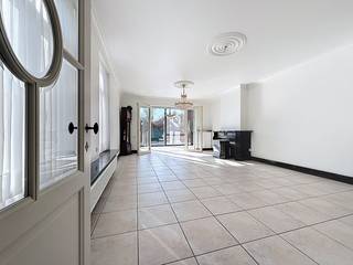 Deze eigendom bevindt zich in de Ooststraat in het residentiële Bevegem, rustig doch zéér centraal. Op enkele passen is het station en het centrum...