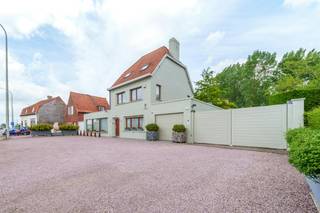 Le long de la Pittemsesteenweg à Tielt, nous trouvons ce bâtiment commercial tout à fait unique en son genre. <br />Cette maison (320 m² de surface brute selon EPC) était auparavant utilisée comme bureau et espace d'exposition. Il y a un autre appartement au premier étage, ce qui rend les possibilités infinies !<br />La maison principale (286 m² de surface brute selon EPC) est située en deuxième ligne sur un terrain total d'environ 4 000 m². Ici, vous pouvez profiter de l'intimité et d'un bel environnement verdoyant. Les éléments ruraux, le jardin ensoleillé et verdoyant en font un lieu de séjour merveilleux.<br /><br />Disposition de la maison (29) :<br />Rez-de-chaussée<br />- hall d'entrée<br />- bureau <br />- coin cuisine<br />- garage<br />- salle polyvalente (ancien espace d'exposition)<br />- places debout<br />Premier étage (appartement)<br />- salon avec terrasse sur le toit <br />- cuisine (2012)<br />Deuxième étage<br />- deux chambres <br />- salle de bain<br /><br />Disposition de la maison (29B) :<br />Sous-sol<br />Rez-de-chaussée<br />- hall d'entrée avec toilettes invités<br />- salon avec cheminée et parquet complet (2023)<br />- cuisine bien équipée (2019) avec cellier/rangement<br />- véranda (2003) avec murs bourguignons<br />Premier étage<br />- salle de nuit<br />- 3 chambres (partiellement climatisées)<br />- salle de bain<br />- toilettes séparées<br />- terrasse sur le toit <br />Loft<br />Jardin<br />- plusieurs terrasses réparties dans le jardin pour que vous puissiez profiter au maximum<br />- bassin à poissons avec système de filtration<br />- abri de jardin<br />- parking et rangement dans la cour<br /><br />Les avantages de cette propriété :<br />- une combinaison unique de vie et de travail (tous les services publics sont séparés)<br />- électricité conforme <br />- actifs commerciaux<br /><br />CPE : 258 kWh/m² / CU : 3862738<br />CPE : 320 kWh/m² / CU : 3859403<br /><br />Registre des mesures: non