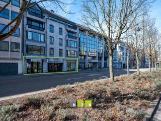 <strong>HANDELS- EN KANTOORRUIMTE (340M²) IN HET CENTRUM VAN HASSELT.</strong><br /><br /><strong>TROEVEN</strong><br />- Centraal gelegen in het centrum van Hasselt.<br />- Volledig gerenoveerd in 2021.<br />- Praktisch ingedeeld.<br />- Energielabel B. <br />- Bruikbare oppervlakte van 340m².<br />- Leuke buitenplaats.<br />- 6 Ondergrondse parkeerplaatsen.<br /><br /><strong>KELDERVERDIEPING -2</strong><br />- 2 Autostaanplaatsen (genummerd 94&amp;95).<br /><br /><strong>KELDERVERDIEPING -1</strong><br />- Kluizenzaal (70m²): tapijt. <br />- 4 Autostaanplaatsen (genummerd 17,18,19,20).<br /><br /><strong>GELIJKVLOERS</strong><br />- Handelsruimte (340m²): inkomhal, landschapskantoor, kantoor, vergaderzaal, keuken, 2 toiletten.<br /><br /><strong>EXTERIEUR</strong><br />- Buitenplaats.<br /><br />Bekijkt u deze advertentie via een aanverwante vastgoedsite, surf dan zeker naar onze website www.N78vastgoed.be voor een uitgebreide beschrijving en foto's. Meer info: +32 (0)89 86 18 88 of info@N78vastgoed.be.