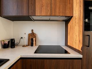 <p>Op een gunstige locatie in Wilrijk, op de grens met Edegem en op wandelafstand van Fort V, bevindt zich dit stijlvol en volledig gerenoveerd appartement. De combinatie van een hedendaagse afwerking, bijzonder veel natuurlijke lichtinval en energiezuinige technieken zorgt voor een comfortabel en aangenaam woongevoel.<br />Het appartement wordt gekenmerkt door hoge plafonds, grote raampartijen met driedubbele beglazing en een mooie visgraatvloer die als rode draad doorheen het interieur loopt. De warme notelaartinten in de keuken sluiten perfect aan bij de eigentijdse afwerking van het geheel.<br />Met EPC-label A, zonnepanelen, verwarming via warmtepomp, airco’s voor warmen en koelen, een privatieve berging én een afzonderlijke garagebox is dit appartement bovendien helemaal klaar voor comfortabel en energiezuinig wonen.</p>
<p><strong>2<sup>DE</sup> VERDIEPING</strong><br />Via de <strong>inkomhal</strong> betreedt u het appartement. De hal is afgewerkt met een stijlvolle visgraat vinylparket en geeft toegang tot het afzonderlijke gastentoilet, voorzien van een handenwasser.<br />De lichtrijke <strong>woonkamer</strong> vormt samen met de <strong>open keuken</strong> een aangename en open leefruimte. Dankzij de grote raampartijen en hoge plafonds geniet deze ruimte van bijzonder veel natuurlijke lichtinval.<br />De open keuken werd afgewerkt in een warme notelaarkleur en werd uitgerust met een inductiekookplaat, ingebouwde koelkast met diepvriesvak, vaatwasser, combi-oven en spoelbak.<br />Ook hier werd gekozen voor visgraat vinylparket, waardoor de leefruimte één mooi en samenhangend geheel vormt.<br />Vanuit de woonkamer is er toegang tot een praktische <strong>berging/wasplaats</strong>, met plaats voor een wasmachine en droogkast en extra opbergruimte dankzij de aanwezige wandrekken.<br />De <strong>badkamer</strong> is volledig betegeld en modern afgewerkt. Ze beschikt over een ruime inloopdouche, een handdoekradiator en een stijlvol badkamermeubel in Mortex. De verlichte spiegel zorgt voor een extra verfijnde uitstraling.<br />De ruime <strong>slaapkamer</strong><strong> </strong>eveneens op visgraat vinylparket biedt verrassend veel plaats. Ook hier zorgen de grote ramen, hoge plafonds en aanwezige gordijnen voor een aangename en sfeervolle ruimte.</p>
<p><strong>Inclusief privatieve kelderberging & garagebox.</strong></p>
<p><strong>BESCHIKBAARHEID<br /></strong>15 mei 2027</p>
<p><strong>BIJZONDERHEDEN<br /></strong>Lift, zonnepanelen, verwarming via warmtepomp, airco’s warmen & koelen, driedubbele beglazing, schrijnwerk in pvc, videofoon.</p>