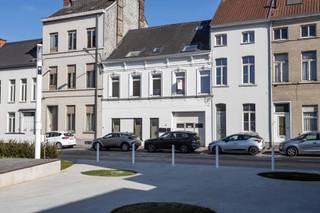 Dit volledig vernieuwd appartement in een gebouw met lift is gelegen in het stadscentrum, op wandelafstand van het station en de grote markt! Het...