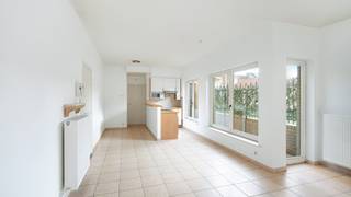 Cet appartement au rez-de-chaussée avec une chambre est situé dans un emplacement extrêmement central, à deux pas de la digue, du...