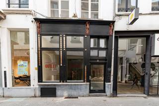 Deze instapklare winkel is gelegen in de populaire winkelwandelstraatjes van de 'Wilde Zee'. Het gelijkvloers is +/-50m² en de bovenliggende verdiepingen kunnen dienen als stockage ruimte.<br />Vlakbij "Désiré de Lille", "MAC", "Pierre Marcolini", "Kiehl's", "Oil &amp; Vinegar" e.a.