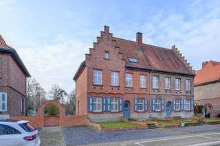 Op het charmante Kioskplein in Beringen bevindt zich deze prachtig gerenoveerde ingenieurswoning, waar historisch cachet en hedendaags comfort naadloos in elkaar overvloeien. Dit is geen gewoon huis, maar een thuis met een verhaal — gelegen in een van de meest gegeerde en karaktervolle pleinen van de mijncité.<br />De achtergevel van het gelijkvloers werd volledig vernieuwd met grote glaspartijen richting eetkamer en salon.<br />Op de eerste verdieping zijn er twee slaapkamers met elk zijn eigen badkamer.<br />Op de tweede verdieping is er één grote slaapkamer met badkamer en nog een mezzanine.<br />Een extra troef is de gerenoveerde kelder, die zich perfect leent als private wellnessruimte. <br />De woning ademt klasse en sereniteit, met het groene plein voor de deur en alle voorzieningen, scholen en verbindingswegen binnen handbereik. Hier woon je niet alleen centraal, maar ook stijlvol en met geschiedenis.<br /><br />Interesse? Bel dan op het nummer 0491 15 30 43 of mail naar hallo@nielsvastgoed.be Ik help je graag verder.