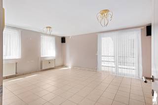 <strong>Op te frissen gelijkvloers appartement met garagebox in het centrum van Rumst</strong><br /><br />Dit op te frissen <strong>gelijkvloers</strong> appartement is centraal gelegen in Rumst, op wandelafstand van winkels, scholen, openbaar vervoer en de<strong> Nete- en Rupeldijk.</strong> Dankzij de <strong>praktische indeling</strong> en de solide basis biedt het <strong>veel potentieel</strong> om volledig naar eigen smaak te renoveren.<br /><br /><strong>Algemeen:</strong><br />- Bouwjaar: 2007<br />- Bewoonbare oppervlakte: ca. 90 m²<br />- Zeer lichtrijk<br />- Ruime leefruimte met open keukenconcept <br />- Keuken is gedeeltelijk geïnstalleerd <br />- Aparte bergruimte met voorzieningen WK/DK <br />- 2 slaapkamers of 1 slaapkamer en bureau<br />- Badkamer met douche<br />- Garagebox <br />- Op te frissen appartement met veel potentieel<br /><br /><strong>Onmiddellijke omgeving:</strong><br />- Dichtbij de Nete- en Rupeldijk en het gemeentelijk park van Rumst<br />- Pal in het centrum met scholen, parken, winkels en openbaar vervoer op fiets- en wandelafstand<br />- Zeer vlotte bereikbaarheid naar Antwerpen en Brussel (E19 en trein)<br /><br /><strong>Technische kenmerken:</strong><br />- EPC C: 243 kWh/m²/jaar<br />- CV gas <br />- Automatische rolluiken in elke kamer<br />- Solide constructie <br />- HR-beglazing <br /><br /><strong>Indeling:</strong><br /><span>Gelijkvloerse verdieping (ca. 90 m²)</span><br />- Inkomhal met toilet<br />- 2 volwaardige slaapkamers<br />- Leefruimte met zeer veel lichtinval <br />- Open keuken met toegang naar de bergruimte/wasruimte<br />- Badkamer met douche<br /><br />Stedenbouwkundige inlichtingen in aanvraag.<br />Voor meer informatie kan u terecht op www.deboerenpartners.be.