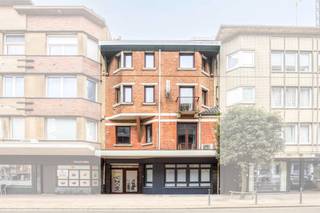 Op topligging, op slechts 50 m van het strand en 500 m van de markt in De Panne, biedt deze ruime woning een unieke combinatie van comfortabel wonen én een bewezen rendement als toeristische verhuurwoning.<br /><br /><strong>Actueel 2 zelfstandige vakantie-units — potentieel 3</strong><br />De woning is vergund als toeristische woning en genereert vandaag al een mooi rendement via twee op zichzelf staande verhuurunits. Een nieuwe eigenaar kan de verhuur volledig as-is overnemen, zonder administratieve rompslomp.<br /><br />Op het <strong>gelijkvloers</strong> bevindt zich een sfeervolle, op zicht staande wellnessstudio met jacuzzi, douche, lavabomeubel en slaaphoek — een echte publiekstrekker voor koppels en wellnessliefhebbers die op zoek zijn naar een exclusieve kustbeleving.<br /><br />De <strong>bovenverdiepingen</strong> vormen een ruim en veelzijdig appartement met maar liefst 6 slaapkamers, twee badkamers (één met ligbad, één met inloopdouche), een volledig uitgeruste keuken, lichte woonkamer en een riante zolderverdieping die perfect als speelkamer of extra slaapkamer fungeert. Met andere woorden: ideaal voor grote gezels of meerdere boekingen tegelijk.<br /><br />Op <strong>verdieping -1</strong> is de derde unit in de maak: een hammam-studio waarvoor de vergunning reeds werd goedgekeurd, maar die nog verder afgewerkt dient te worden. Na realisatie beschikt u over drie zelfstandige vakantie-units, elk met een eigen karakter en een eigen doelpubliek — en dus een aanzienlijk verhoogd rendementspotentieel.<br /><br /><strong>Troeven op een rij:</strong>
<ul>
<li><span>Vergund als toeristische woning — verhuur onmiddellijk over te nemen</span></li>
<li><span>Actueel 2 op zicht staande, autonome vakantie-units</span></li>
<li><span>Reeds vergunde hammam-studio op -1: klaar voor uitbreiding naar 3 units</span></li>
<li><span>Bewezen zomerverhuurrendement</span></li>
<li><span>Gemeubeld verkocht</span></li>
<li><span>Conforme elektrische installatie, EPC label C</span></li>
<li><span>Centrale verwarming op gas</span></li>
</ul>
Ideaal als investering met directe inkomsten, als gecombineerd vakantieverblijf en belegging, of als uitzonderlijk grote gezinswoning op wandelafstand van zee.