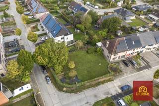 Beautiful building plot of 610m² quietly located in pleasant residential area near stores, su