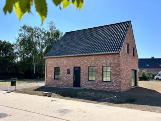 Volledig afgewerkte en instapklare woning met zuid georiënteerde tuin, oprit en parkeermogelijkheden voor de deur.<br /><br />Oplevering en sleuteloverdracht bij notariële akte.<br /><br />Deze woning is gelegen in de nieuwe verkaveling "Mirrepadde" vlakbij het centrum van Wakken en op wandelafstand van provinciaal domein De Baliekouter. Uiterst rustige en aangename ligging.<br /><br />De woning werd uiterst kwalitatief en energiezuinig gebouwd. Standaard worden 8 zonnepanelen (3.200 Wp) voorzien. Uiteraard kan dit uitgebreid worden.<br />De woning wordt verwarmd d.m.v. vloerverwarming aangestuurd door een lucht/water warmtepomp.<br /><br />Overal pvc schrijnwerk met superisolerende beglazing.<br /><br />Op het gelijkvloers is de indeling als volgt: inkomhal met gastentoilet, L-vormige leefruimte met prachtige open keuken, wasplaats, ruime berging met zijdeur naar de oprit waar het plaatsen van een carport mogelijk is.<br /><br />Boven zijn er drie volwaardige slaapkamers voorzien, een apart toilet en een aangename en ruime badkamer. Bergzolder in de nok, bereikbaar via een luik en plooitrap.<br /><br />Prijs wordt opgesplitst als volgt:<br /><br />- grondwaarde 160.851 € + registratie<br />- constructie, afgewerkt volgens lastenboek: 302.435,22 € + btw<br /><br />Prijzen zijn volledig afgewerkt en inclusief:<br /><br />- laminaat en plinten op verdieping<br />- spatwand keuken<br />- steellookdeur tussen inkom en living<br />- terras aangelegd in keramische tegels 60/60<br />- gietijzeren deksels op controle -en regenput<br />- pad in betonklinkers tot aan voordeur<br />- klaarzetten en inzaaien gazon + wadi<br /><br />Bijkomende kosten excl. btw:<br />- 500,- € diverse attesten en studie<br />- 450,- € meet -en verkavelingsaktekosten<br />- 4.675,- € aansluitingskosten