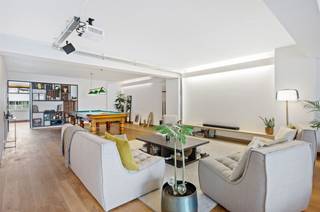 <p>Dit uitgestrekte appartement van ca. 186 m² ligt op een toplocatie in het hart van Antwerpen, nabij het Centraal Station, de Meir en Chinatown, met winkels, horeca en de Zoo op wandelafstand. Het appartement werd recent volledig gerenoveerd met oog voor comfort en energiezuinigheid: het dak is vernieuwd en geïsoleerd, er zijn nieuwe ramen geplaatst en het is uitgerust met airco in combinatie met een warmtepomp. Ook de badkamer werd vernieuwd en voorzien van moderne ventilatie.</p><p>De leefruimte is bijzonder licht dankzij de grote raampartijen en sluit naadloos aan op het zonnige terras. De open indeling en warme houten vloer zorgen voor een ruimtelijk loftgevoel. De moderne open keuken is volledig uitgerust met inductiekookplaat, vaatwasser, koelkast en combioven en strak afgewerkt in een eigentijdse stijl.</p><p>Het appartement beschikt over één slaapkamer met ingebouwde dressing, die eenvoudig kan worden omgevormd tot een tweede slaapkamer, waardoor een volwaardige 2-slaapkamerindeling mogelijk is. De badkamer is afgewerkt in mortex en voorzien van een inloopdouche en dubbele wastafel.</p><p>Het zonnige terras vormt een echte verlenging van de leefruimte en biedt een open zicht over de stad. Verder beschikt het appartement over mechanische ventilatie, een gemeenschappelijke kelderberging en fietsenstalling. De gemeenschappelijke kosten bedragen €150 per maand. Optioneel is een ondergrondse parkeerplaats beschikbaar voor €20.000.</p>