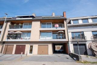 Het appartement is gelegen op de tweede verdieping en beschikt over een ruim terras waar je heerlijk van de zon kunt genieten. Bovendien is er een lift aanwezig, wat het appartement ook toegankelijk maakt voor minder mobiele personen.<br />Het appartement bestaat uit een inkom met toilet, leefruimte, open keuken, berging, 2 slaapkamer en badkamer.<br />Kortom, dit appartement in Zulte biedt alles wat je nodig hebt voor een comfortabel en energiezuinig leven. <br /><br />Wenst u meer info of een bezoek, mail gerust naar anke@immoroba.be