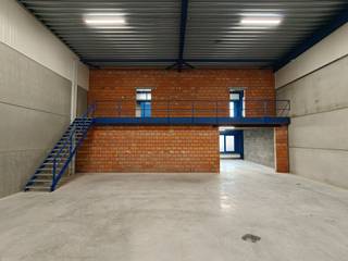 -LAATSTE KLEINE UNITS-Nieuwe KMO-unit met een oppervlakte van 227 m². De nieuwe KMO-ontwikkeling 'PORTIS' bestaat uit 49 KMO-units met oppervlaktes...