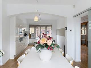 Dilbeek : Op het einde van een DOODLOPENDE straat ligt deze PRACHTIGE, VOLLEDIG GERENOVEERDE 3-gevelwoning, een HEERLIJKE PLEK om KINDEREN VEILIG en ZORGELOOS te laten OPGROEIEN. Scholen, zwembad, speeltuinen, dansmogelijkheden, Westland Shopping en Brussel bevinden zich op LOOPAFSTAND. <br />Binnen geniet je van een NIEUWE SCHITTERENDE FUNCTIONELE leefkeuken, LICHTRIJKE woonkamer, 5 SLAAPKAMERS, bad- en douchekamer, polyvalente ruimte voor eventueel bijberoep, grote garage en volop bergruimte.<br />Buiten wacht een ZUIDGERICHTE TUIN, aangevuld met een HEERLIJK WELLNESSBIJGEBOUW met SAUNA.<br />Tussen 2014 en 2024 werd de woning PROFESSIONEEL en GRONDIG VERNIEUWD. Een INSTAPKLARE GEZINSWONING waar RUIMTE, COMFORT en GENIETEN CENTRAAL staan.<br />+++ EPC C +++ ELEKTRISCHE KEURING CONFORM +++ Nog niet helemaal overtuigd? Kom dan snel eens kijken en maak daarvoor een afspraak bij IMMO STORE op 02 203 03 03.