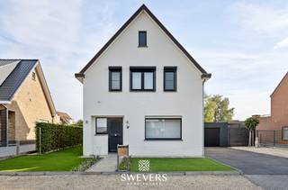 Voor meer info en foto’s, surf naar www.swevers.be – Deze instapklare open bebouwing aan de Klein Tegelrijstraat 72 in Nieuwerkerken werd gebouwd in 1964 en onderging in 2018 een zeer grondige en doordachte totaalrenovatie. Hierbij werd bewust ingezet op kwaliteit, comfort en een optimale woonbeleving, met aandacht voor zowel de praktische indeling als de hedendaagse woonbehoeften. Met 100 m² bewoonbare oppervlakte en een perceel van 750 m² combineert de woning comfortabel wonen met interessant uitbreidingspotentieel. Op het gelijkvloers bevinden zich een inkomhal met gerestaureerde originele trap, een leefruimte van 28 m² met pelletkachel en een ruime keuken van 24 m². Verder zijn er een wasplaats, berging en apart toilet. De veranda vormt een lichtrijke extra leefruimte en sluit aan op het terras met pergola en de oostelijk georiënteerde tuin. De eerste verdieping telt twee ruime slaapkamers van elk circa 16 m², een badkamer met inloopdouche, dubbele lavabo en toilet, een berging en overloop. De zolder van circa 50 m² biedt extra mogelijkheden om bijkomende woonruimte te creëren. Ook de aangebouwde garage van 40 m² zorgt voor heel wat parkeer- en bergruimte. Extra troeven zijn de zonnepanelen, thuisbatterij, airco’s die koelen en verwarmen en rolluiken. Bovendien bestaat de mogelijkheid om op termijn een slaapkamer en badkamer op het gelijkvloers te voorzien. Rustig gelegen met openbaar vervoer, scholen, horeca en winkels vlot bereikbaar. Ook het provinciedomein Nieuwenhoven en diverse fiets- en wandelroutes liggen in de omgeving. Voor meer informatie, bel 011 255 155. Bron bewoonbare oppervlakte: EPC – verslag.