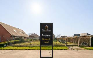 Zuidwestelijk georiënteerde bouwgrond van 756 m², rustig gelegen in een gezinsvriendelijke woonomgeving.<br />Deze bouwgrond biedt mooie mogelijkheden voor het realiseren van een ruime eengezinswoning, met een optimale oriëntatie voor een zonnige tuin.
<ul>
	<li> Geschikt voor open bebouwing</li>
	<li> Ruime bouwmogelijkheden</li>
	<li> Rustige ligging met vlotte bereikbaarheid</li>
</ul>
Interesse? Neem gerust contact met ons op voor meer informatie of de bouwvoorschriften.<br />De afgebeelde woningen zijn louter ter illustratie.