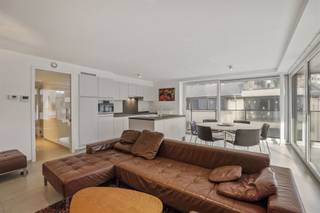 Trendy hoekappartement met grote raampartijen en dit vlak aan de zeedijk van Blankenberge.Dit lichtrijk 2-slaapkamerappartement typeert zich door...