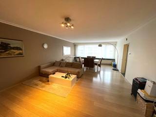 Gelegen op Ruggeveldlaan zeer ruim appartement met 2 slaapkamers . indeling : Inkomhal met ingemaakte kasten ,apart toilet , zeer ruime living...